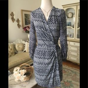 Diane con Furstenberg blue/white wrap dress sheer sleeves size 10